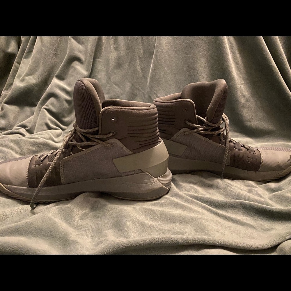 Basketball shoes